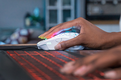 内蔵ファンで手汗を予防するゲーミングマウス　手の感触にこだわったZephyrがクラファンに登場