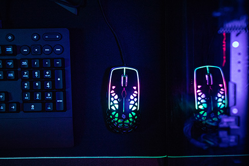 内蔵ファンで手汗を予防するゲーミングマウス　手の感触にこだわったZephyrがクラファンに登場