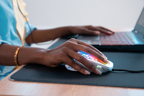 内蔵ファンで手汗を予防するゲーミングマウス　手の感触にこだわったZephyrがクラファンに登場