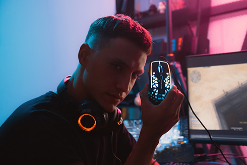 内蔵ファンで手汗を予防するゲーミングマウス　手の感触にこだわったZephyrがクラファンに登場