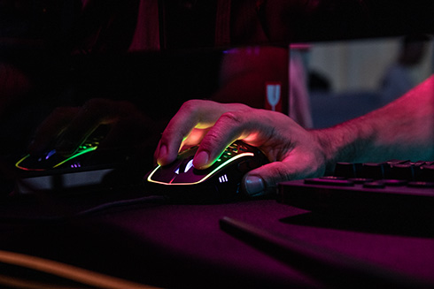 内蔵ファンで手汗を予防するゲーミングマウス　手の感触にこだわったZephyrがクラファンに登場