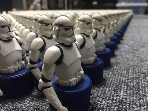 クローントルーパーのボトルキャップをずらっと並べた写真