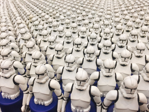 クローントルーパーのボトルキャップをもっとずらっと並べた写真