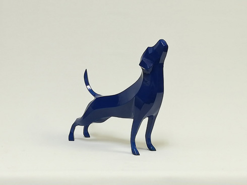犬の青い彫刻