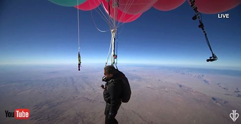 奇術師が50個の巨大風船をつかんで空中散歩を披露　アリゾナ砂漠の標高7600メートルを飛行