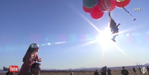 奇術師が50個の巨大風船をつかんで空中散歩を披露　アリゾナ砂漠の標高7600メートルを飛行