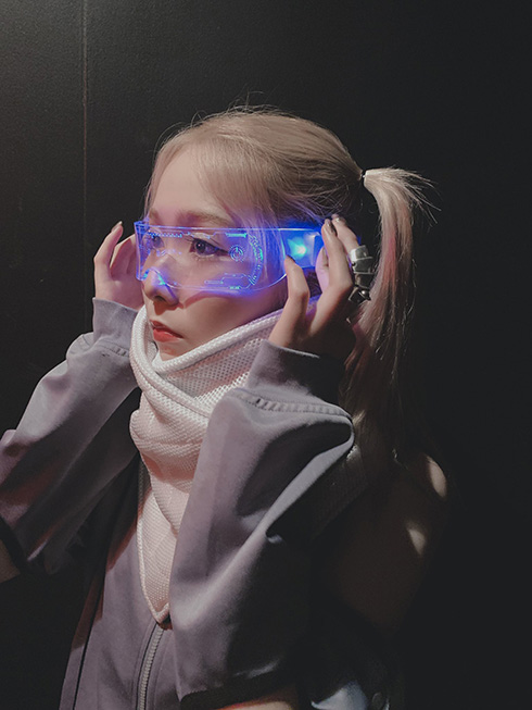 「未来感めっちゃ好き」「未来人みたい」　七色に発光するサイバーメガネがかっこいい
