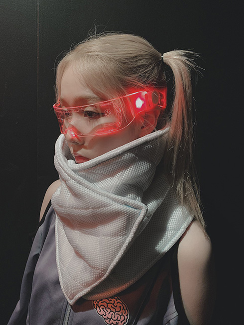 「未来感めっちゃ好き」「未来人みたい」　七色に発光するサイバーメガネがかっこいい