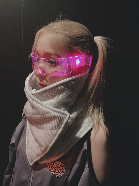 「未来感めっちゃ好き」「未来人みたい」　七色に発光するサイバーメガネがかっこいい