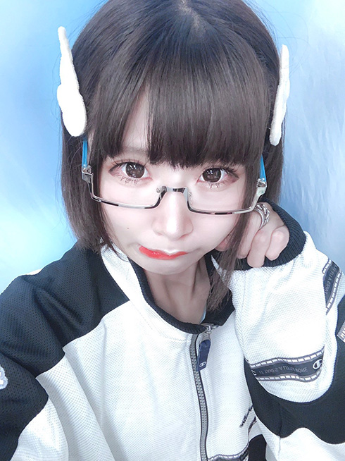 「未来感めっちゃ好き」「未来人みたい」　七色に発光するサイバーメガネがかっこいい