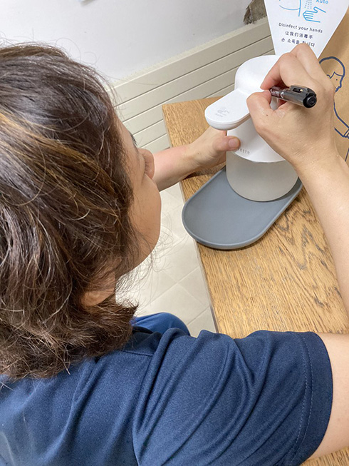 「たった2点でw」「目がついただけでほしくなる」　シンプルでクールなアルコールディスペンサーが一瞬でアヒル化してしまう