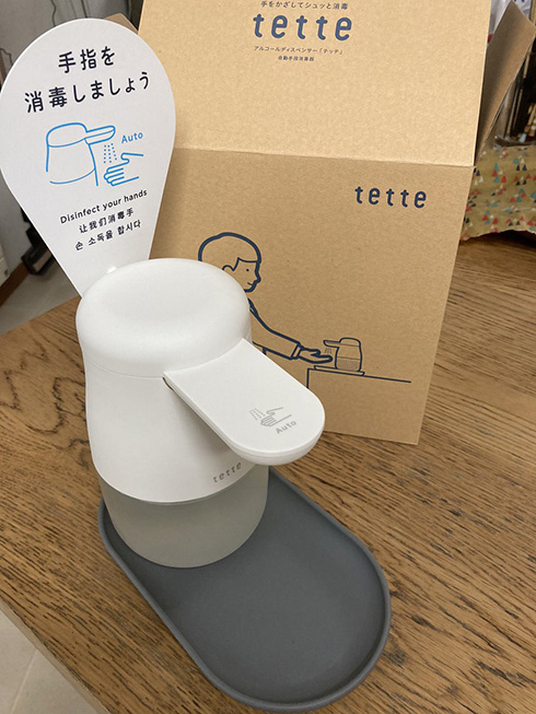 「たった2点でw」「目がついただけでほしくなる」　シンプルでクールなアルコールディスペンサーが一瞬でアヒル化してしまう