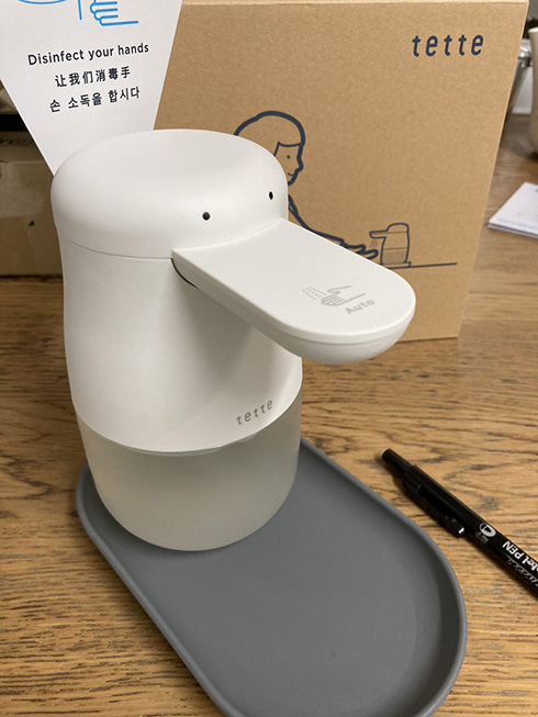 「たった2点でw」「目がついただけでほしくなる」　シンプルでクールなアルコールディスペンサーが一瞬でアヒル化してしまう