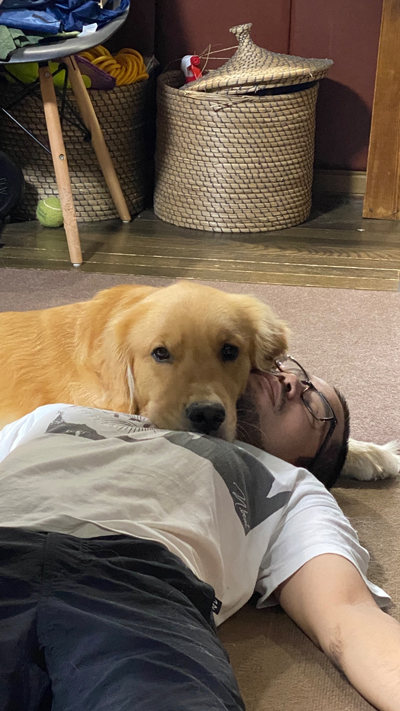 パパを枕にするジョイくん