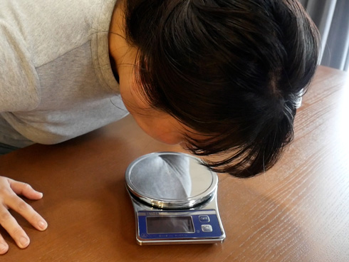 キッチンスケールにそぉーっと息を吹きかけるところ