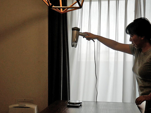 ドライヤーをキッチンスケールに吹きかけているところ