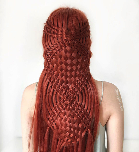 バスケット編みやマクラメ編み風のヘアスタイル