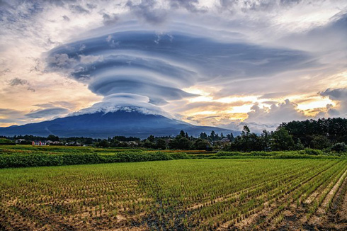 富士山に見えたつるし雲