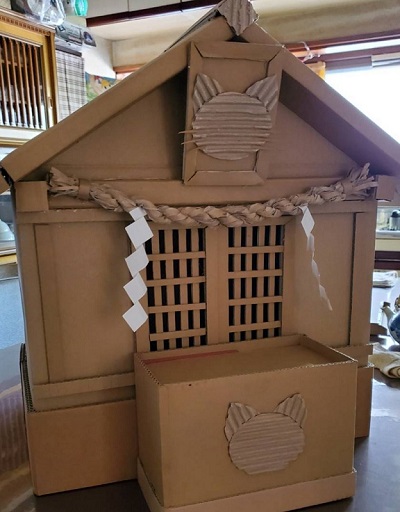 扉がしまった猫神社