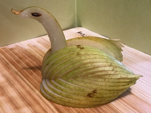 梨を白鳥にカット