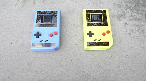 電源不要でサステイナブルなゲームボーイ互換機が登場　太陽光とボタンを押す力がエネルギー源