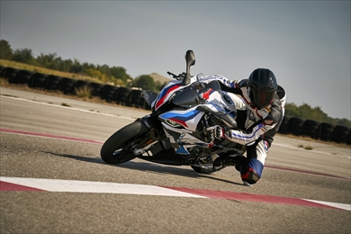 S1000 RRのエンジンをさらにチューニングした999cc直列4気筒エンジンを搭載