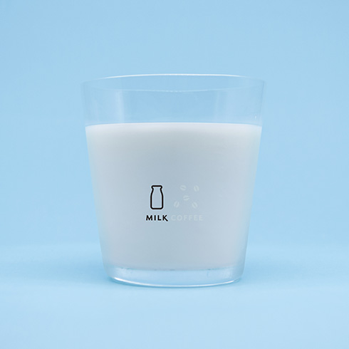 すばらしい発想の「珈琲牛乳のグラス」　注ぐ飲みものに合わせて浮き出る文字が変化する