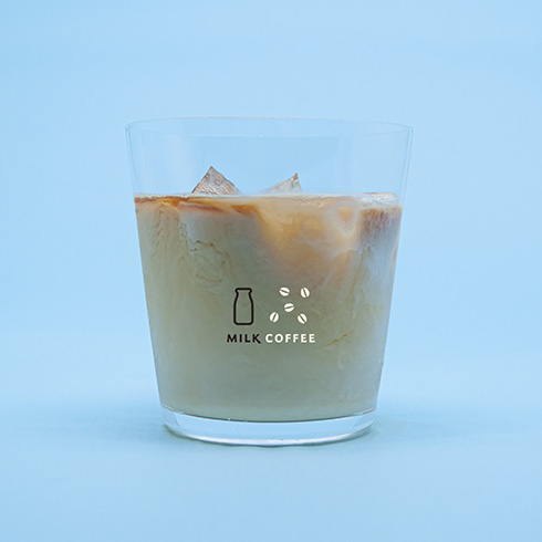 すばらしい発想の「珈琲牛乳のグラス」　注ぐ飲みものに合わせて浮き出る文字が変化する