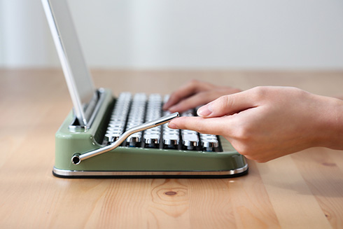 側面レバーをガチャガチャ使える！　タイプライターみたいなワイヤレスキーボード「PENNA KEYBOARD」が発売