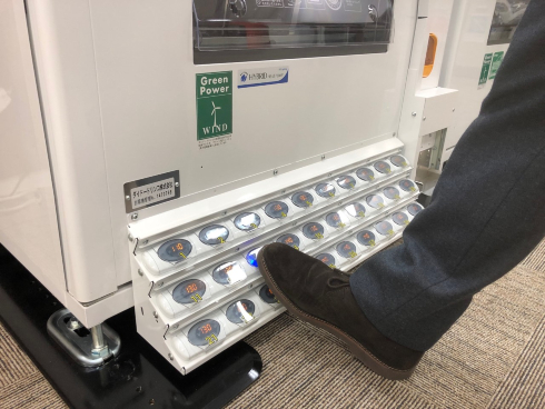 足操作自動販売機