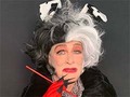 大御所女優グレン・クローズ演じる、名悪役クルエラ再び　だいたいおうちにあるものでコスプレしてみた