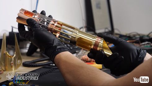 海外 YouTuber 制作 ライトセーバー 再現 the Hacksmith