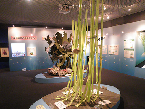 元気に動いていそうな紙の生き物　昆虫や水生生物の躍動感がすごい