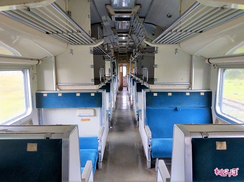 手前のシートは右が特急モード、左が寝台モードにしたところ。奥は棚の寝台も組み立てられている