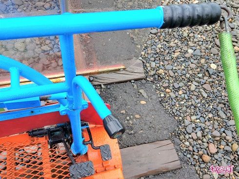 操作はレバーと2つのペダルのみ