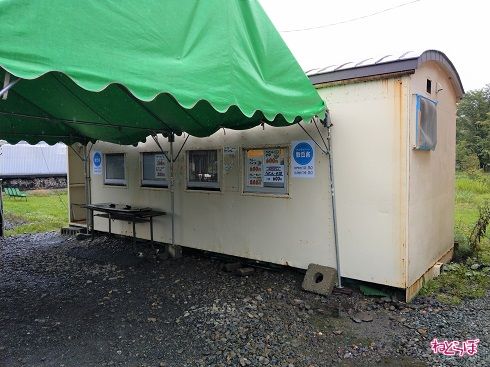 貨車を再利用した売店