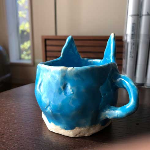 娘が作った 猫のマグカップ 確実に目を狙ってくる 鬼仕様