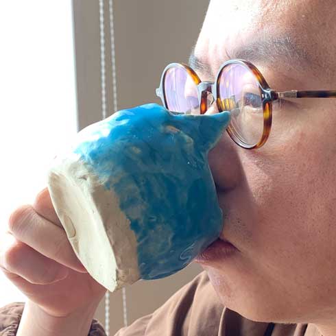 娘が作った 猫のマグカップ 確実に目を狙ってくる 鬼仕様