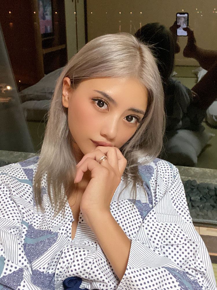 「彼氏に撮ってもらった」→窓ガラスに写った真実は…？　アクロバティックな詐欺写真に「笑った」「器用な彼氏」