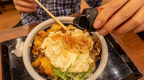 漢気！牛肉タル鶏天ぶっかけうどん