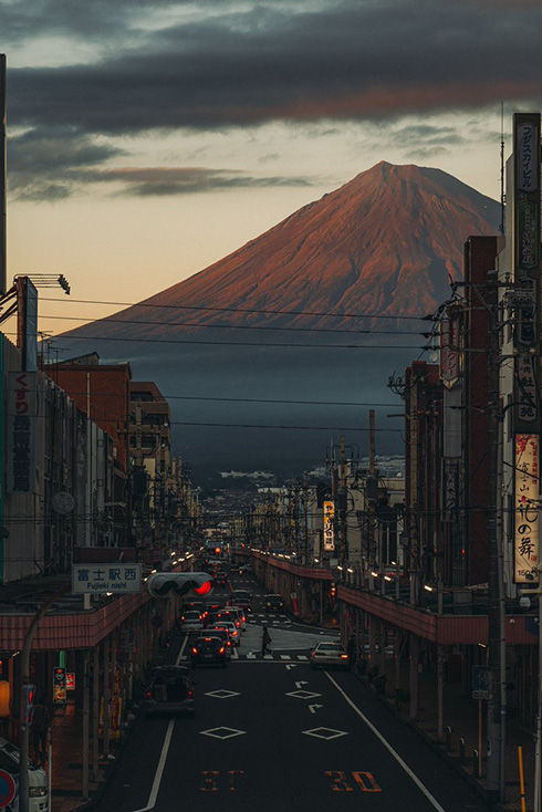 情緒あふれる街並みを見下ろす富士山　静岡の日常をとらえた写真がすてき