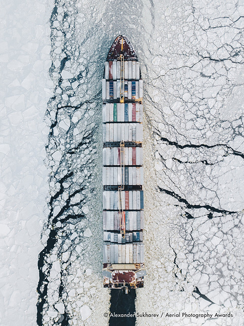 雲海に浮かぶ額縁や砂上の岩石層　航空写真コンテストの入賞作がすごい……！
