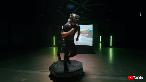 前進だけでなく後退やしゃがみ操作も可能に！　トレッドミルとVRゴーグルが一体化した「Omni One」プロトタイプ発表