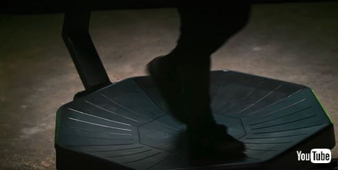 前進だけでなく後退やしゃがみ操作も可能に！　トレッドミルとVRゴーグルが一体化した「Omni One」プロトタイプ発表