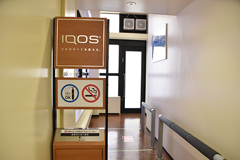 沖縄に日本初「煙のないアウトレットモール」が誕生　紙巻たばこ禁止の加熱式たばこ専用エリアを設置