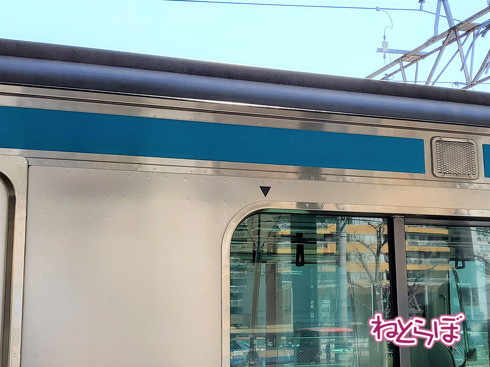 電車 窓 三角マーク