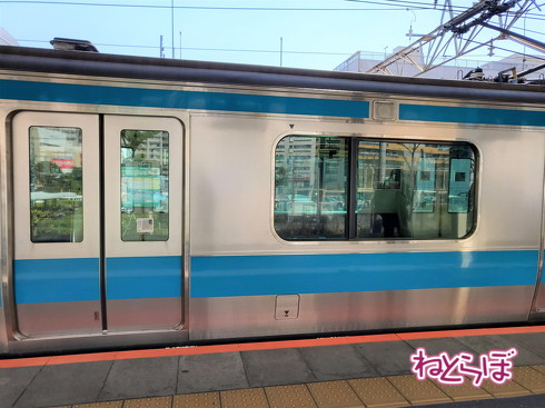 電車 窓 三角マーク