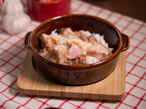 「ごはんにちょいかけ！シュクメルリ」ご飯にかけたところ