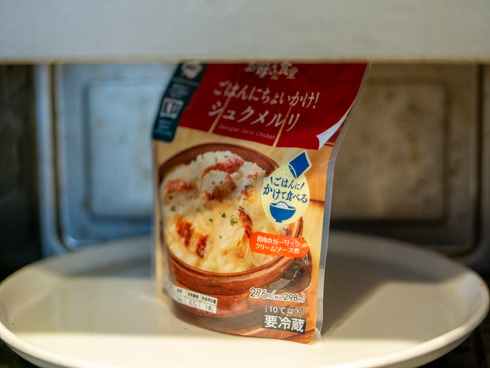 袋が電子レンジの天井に触れる様子