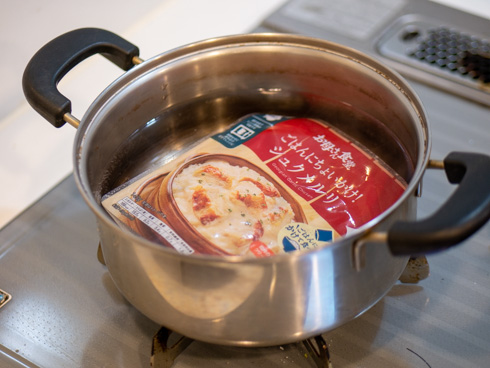 「ごはんにちょいかけ！シュクメルリ」を湯せんするところ